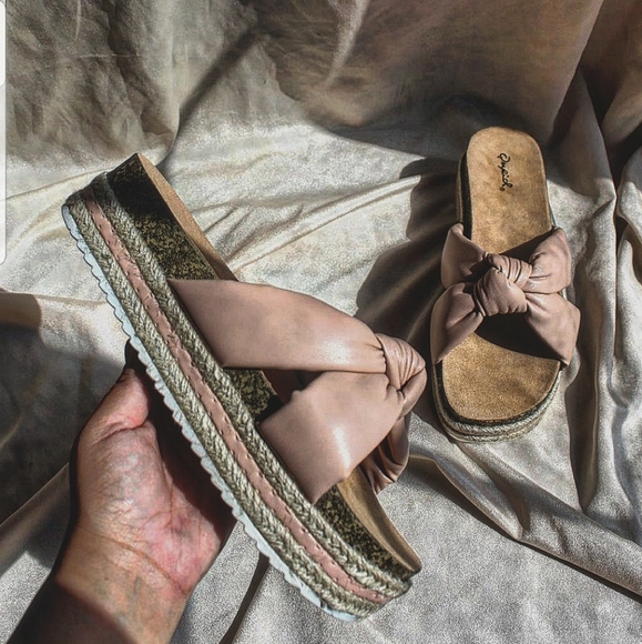 🚨FEW PAIRS LEFT// Blush platform Sandal - Picture 3 of 3